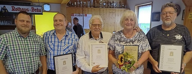 Oberschtzenmeister Volker Kaiser (von...glied) und Bernhard Altmann (40 Jahre)  | Foto: Reinhard Herbrig