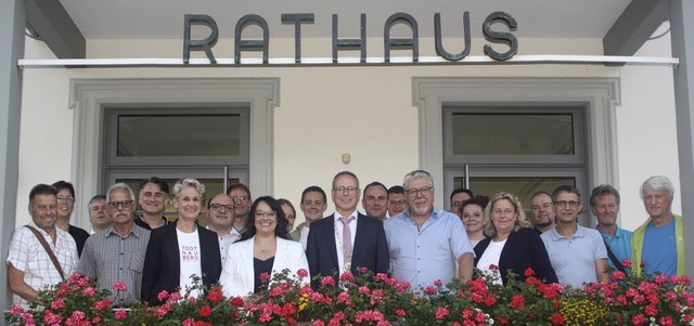 Der neue Gemeinderat von Todtnau inklu...ehempfang vor dem Rathaus getroffen.    | Foto: Christoph Schennen