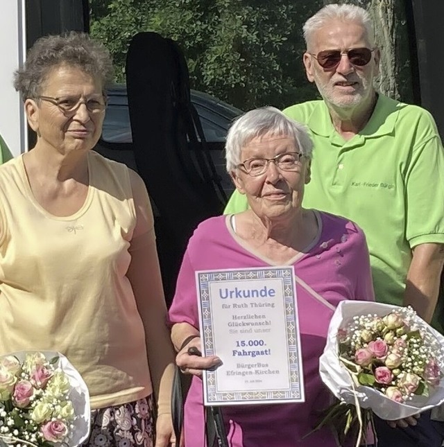 Gerlinde Gempp (links) und Ruth Thring mit einem  Brgerbus-Fahrer  | Foto: Christiane Breuer