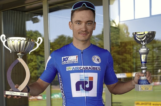 Sportlicher Triumph: Joshua Arnold aus...das blaue Trikot als bester Sprinter.   | Foto: Jrgen Schweizer