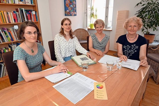 Lydia Schdlich und Karin Drixler mit ...ne mit Autismus-Diagnosen (von links).  | Foto: Thomas Kunz