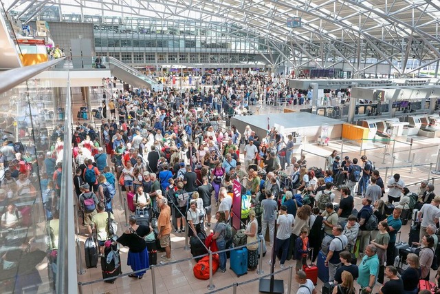 Viele Flugpassagiere mussten am Freita...en bleiben, hier im Flughafen Hamburg.  | Foto: Bodo Marks (dpa)