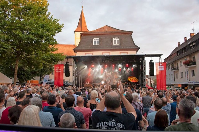 Zu den Cover Nights strmt das Publikum auf den Markgrfler Platz.  | Foto: Volker Mnch