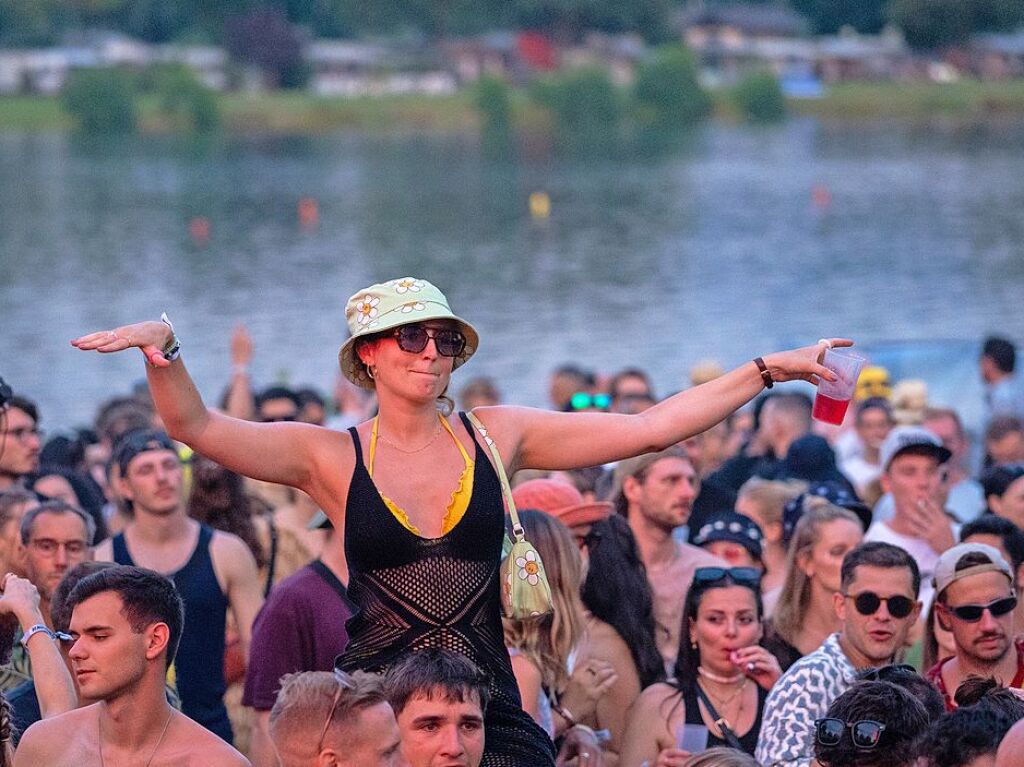 Hitze, Techno und Glitzer: Auf dem zehnten Sea You Festival haben am Freitag 25.000 Menschen zu elektronischer Musik gefeiert.