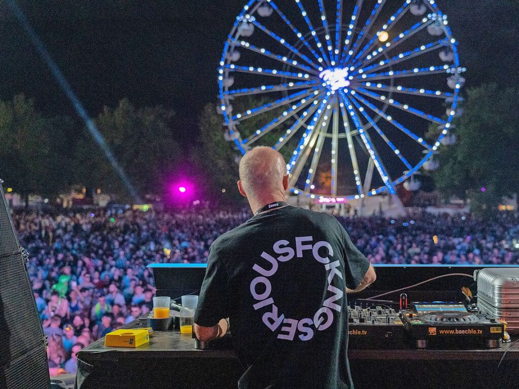 Hitze, Techno und Glitzer: Auf dem zehnten Sea You Festival haben am Freitag 25.000 Menschen zu elektronischer Musik gefeiert.