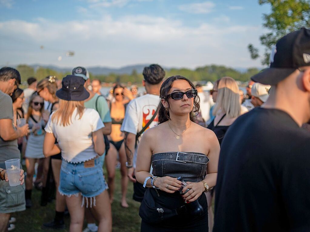 Hitze, Techno und Glitzer: Auf dem zehnten Sea You Festival haben am Freitag 25.000 Menschen zu elektronischer Musik gefeiert.