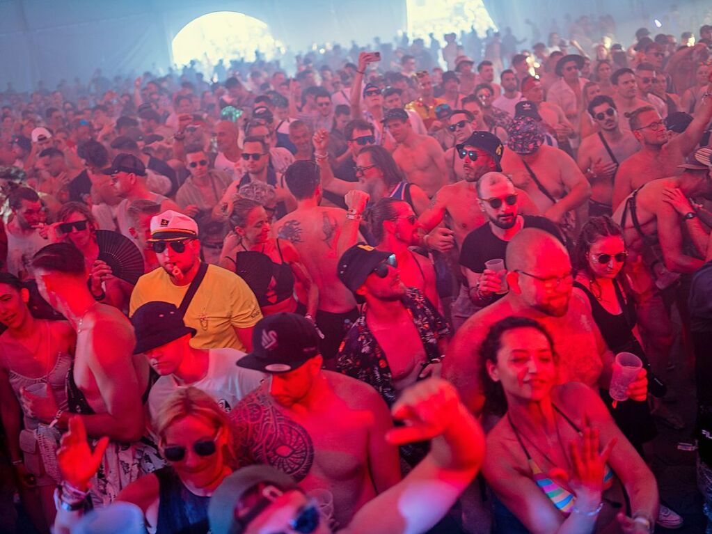 Hitze, Techno und Glitzer: Auf dem zehnten Sea You Festival haben am Freitag 25.000 Menschen zu elektronischer Musik gefeiert.