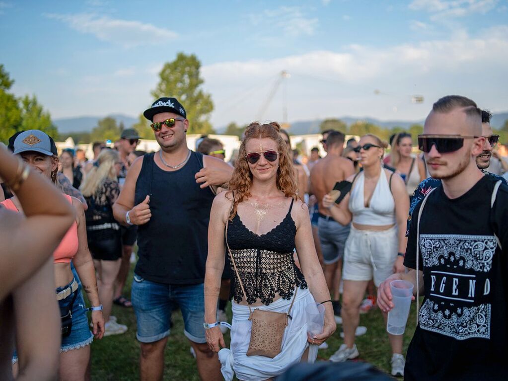 Hitze, Techno und Glitzer: Auf dem zehnten Sea You Festival haben am Freitag 25.000 Menschen zu elektronischer Musik gefeiert.