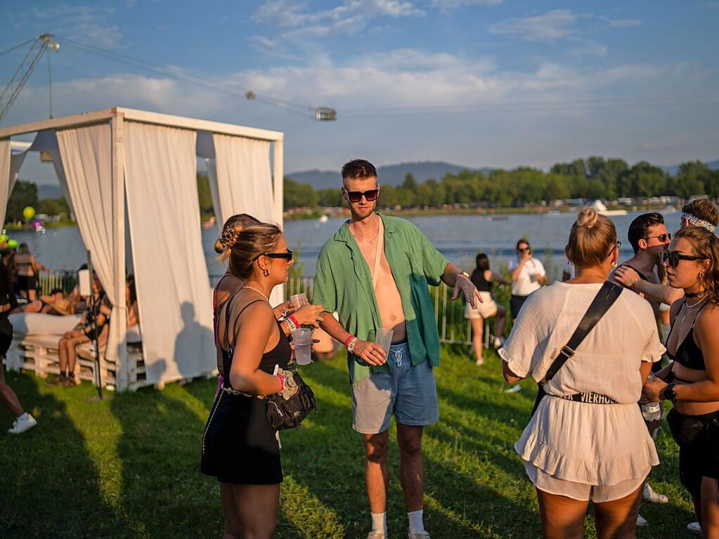 Hitze, Techno und Glitzer: Auf dem zehnten Sea You Festival haben am Freitag 25.000 Menschen zu elektronischer Musik gefeiert.