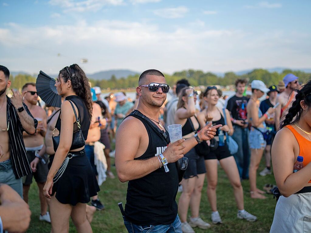 Hitze, Techno und Glitzer: Auf dem zehnten Sea You Festival haben am Freitag 25.000 Menschen zu elektronischer Musik gefeiert.