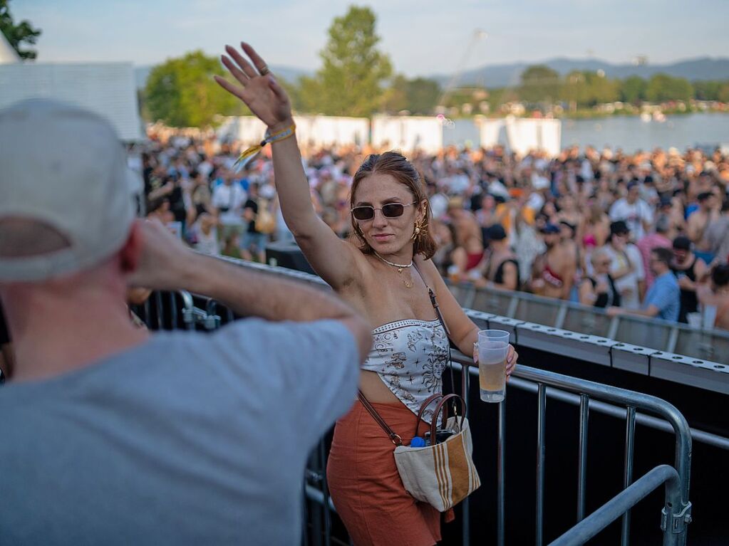 Hitze, Techno und Glitzer: Auf dem zehnten Sea You Festival haben am Freitag 25.000 Menschen zu elektronischer Musik gefeiert.