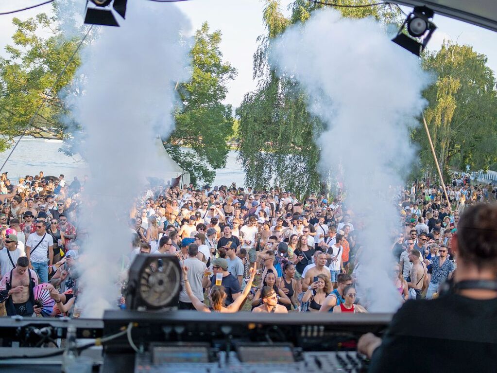 Hitze, Techno und Glitzer: Auf dem zehnten Sea You Festival haben am Freitag 25.000 Menschen zu elektronischer Musik gefeiert.