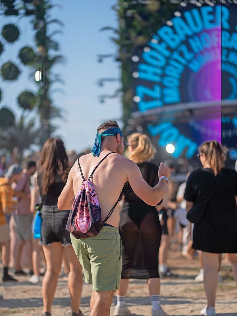 Hitze, Techno und Glitzer: Auf dem zehnten Sea You Festival haben am Freitag 25.000 Menschen zu elektronischer Musik gefeiert.