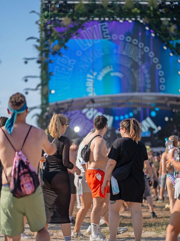 Hitze, Techno und Glitzer: Auf dem zehnten Sea You Festival haben am Freitag 25.000 Menschen zu elektronischer Musik gefeiert.