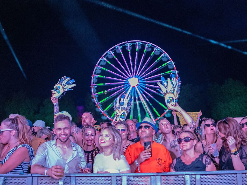 Hitze, Techno und Glitzer: Auf dem zehnten Sea You Festival haben am Freitag 25.000 Menschen zu elektronischer Musik gefeiert.