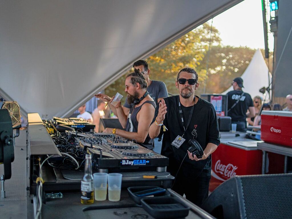 Hitze, Techno und Glitzer: Auf dem zehnten Sea You Festival haben am Freitag 25.000 Menschen zu elektronischer Musik gefeiert.