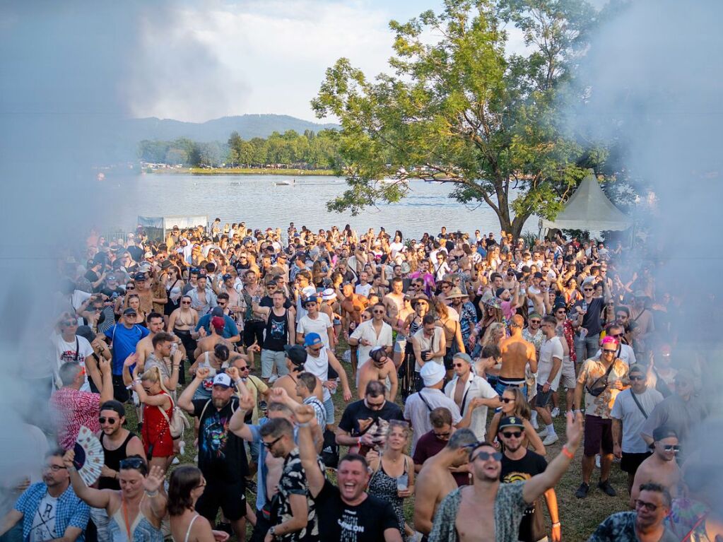 Hitze, Techno und Glitzer: Auf dem zehnten Sea You Festival haben am Freitag 25.000 Menschen zu elektronischer Musik gefeiert.