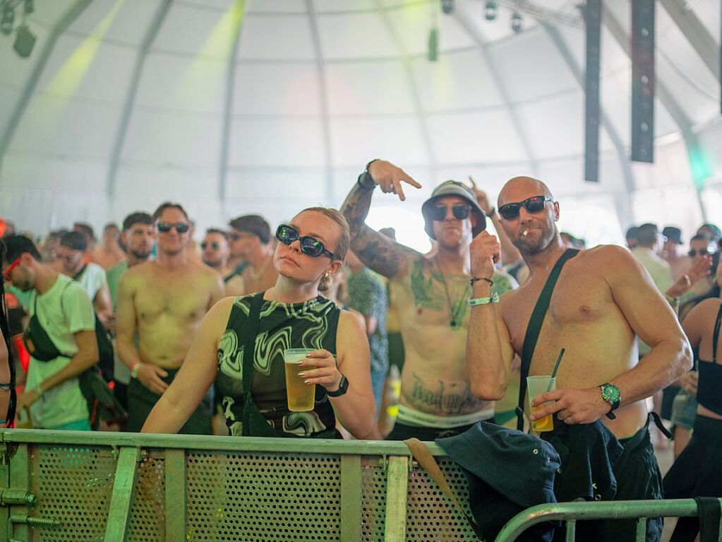 Hitze, Techno und Glitzer: Auf dem zehnten Sea You Festival haben am Freitag 25.000 Menschen zu elektronischer Musik gefeiert.