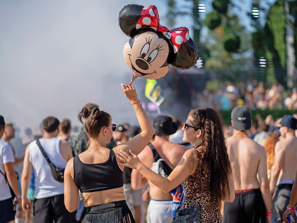 Hitze, Techno und Glitzer: Auf dem zehnten Sea You Festival haben am Freitag 25.000 Menschen zu elektronischer Musik gefeiert.