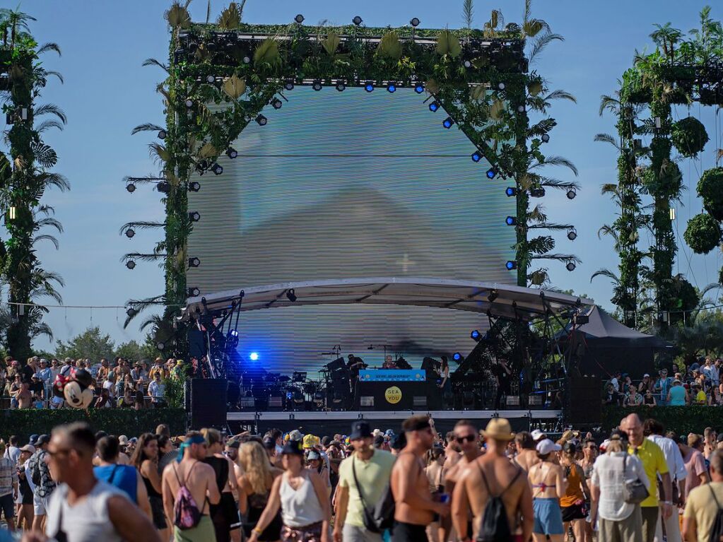 Hitze, Techno und Glitzer: Auf dem zehnten Sea You Festival haben am Freitag 25.000 Menschen zu elektronischer Musik gefeiert.