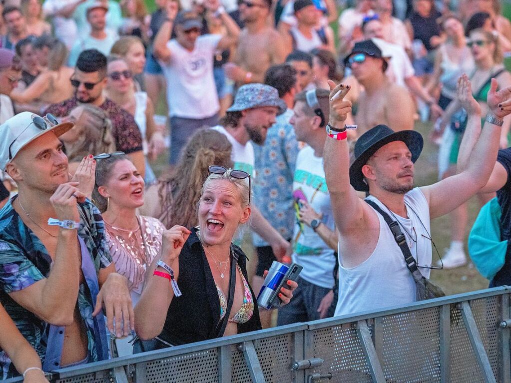 Hitze, Techno und Glitzer: Auf dem zehnten Sea You Festival haben am Freitag 25.000 Menschen zu elektronischer Musik gefeiert.