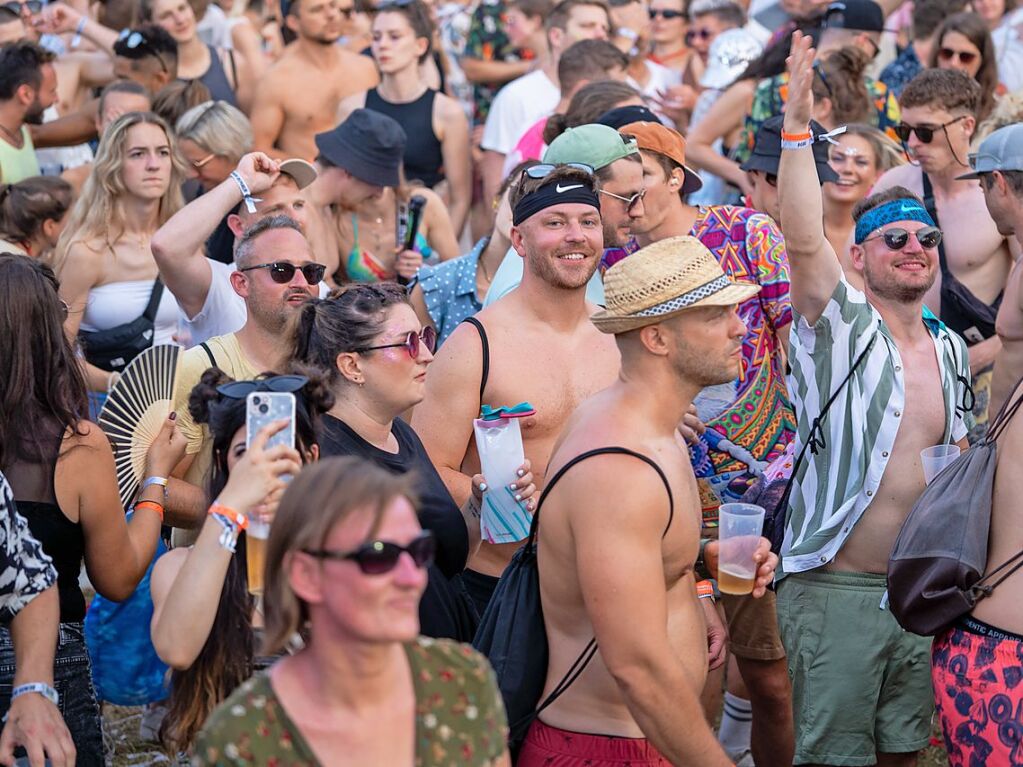 Hitze, Techno und Glitzer: Auf dem zehnten Sea You Festival haben am Freitag 25.000 Menschen zu elektronischer Musik gefeiert.