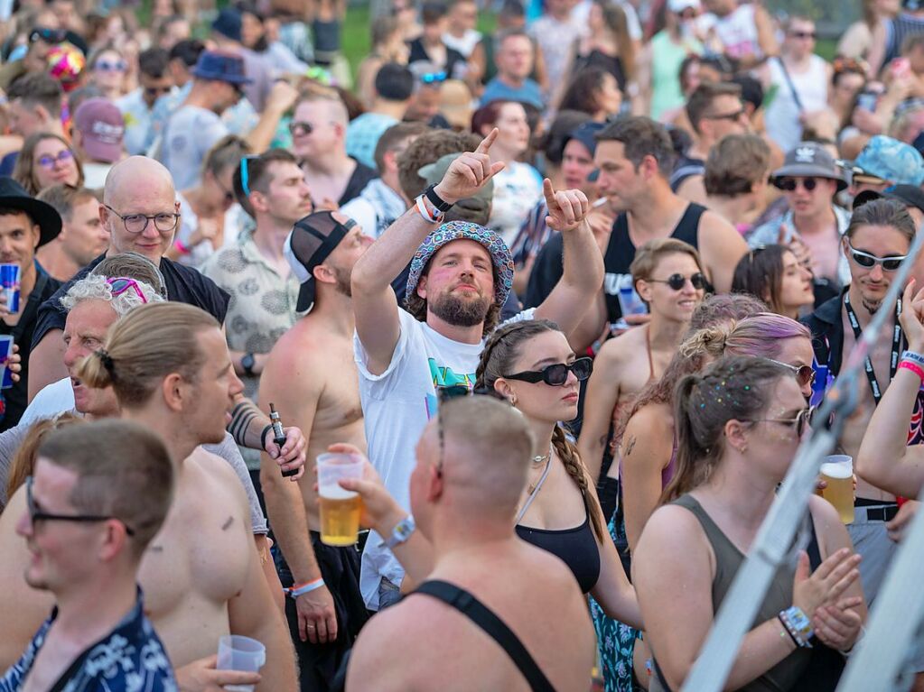 Hitze, Techno und Glitzer: Auf dem zehnten Sea You Festival haben am Freitag 25.000 Menschen zu elektronischer Musik gefeiert.