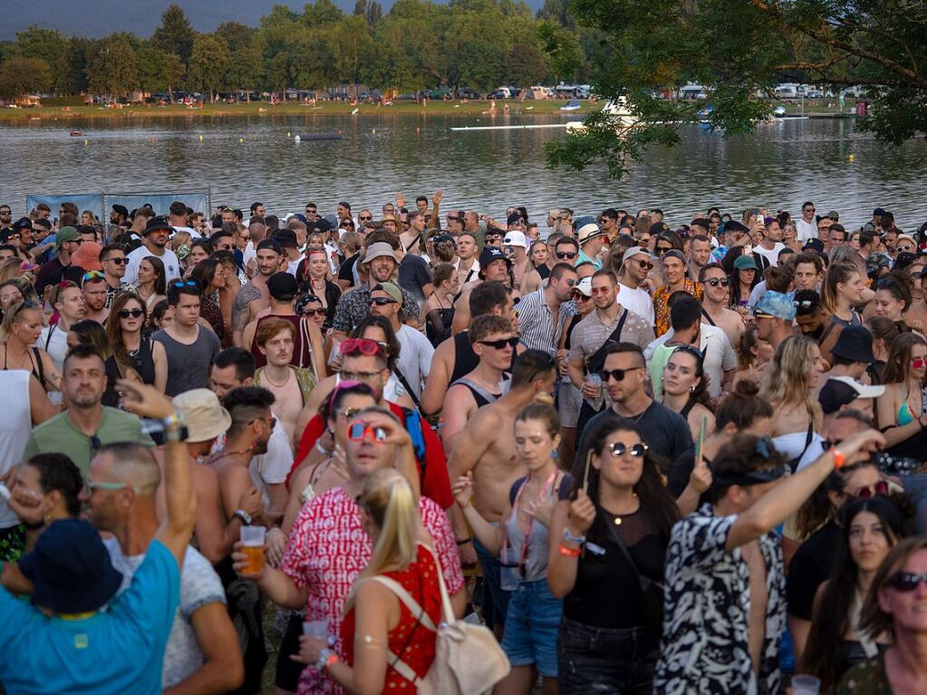 Hitze, Techno und Glitzer: Auf dem zehnten Sea You Festival haben am Freitag 25.000 Menschen zu elektronischer Musik gefeiert.