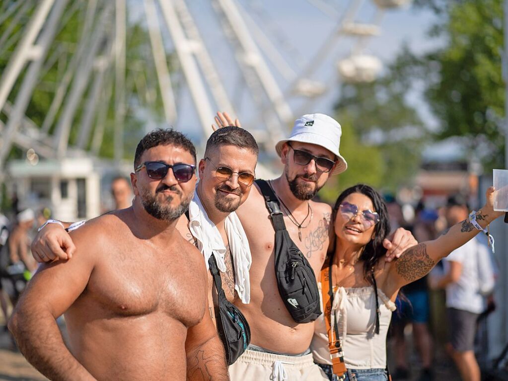 Hitze, Techno und Glitzer: Auf dem zehnten Sea You Festival haben am Freitag 25.000 Menschen zu elektronischer Musik gefeiert.