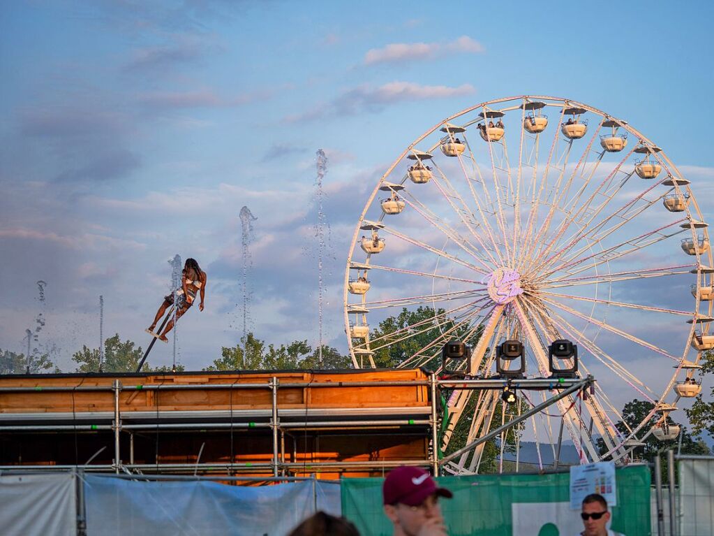 Hitze, Techno und Glitzer: Auf dem zehnten Sea You Festival haben am Freitag 25.000 Menschen zu elektronischer Musik gefeiert.