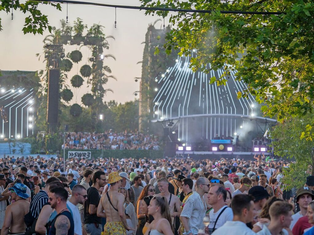 Hitze, Techno und Glitzer: Auf dem zehnten Sea You Festival haben am Freitag 25.000 Menschen zu elektronischer Musik gefeiert.