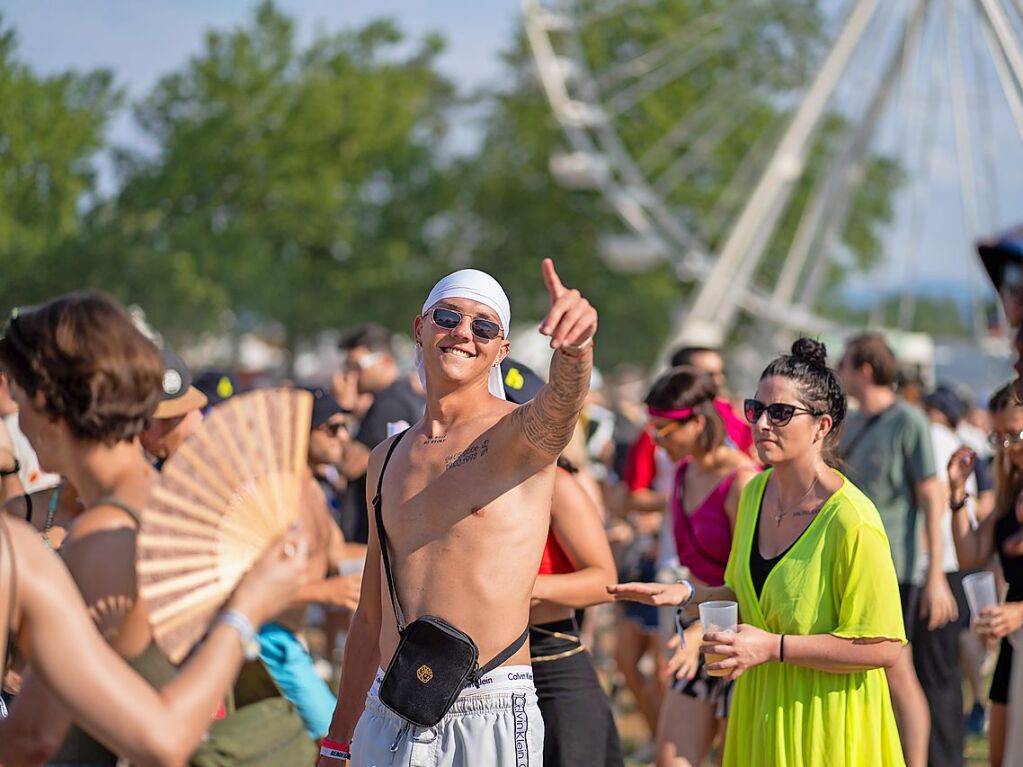 Hitze, Techno und Glitzer: Auf dem zehnten Sea You Festival haben am Freitag 25.000 Menschen zu elektronischer Musik gefeiert.