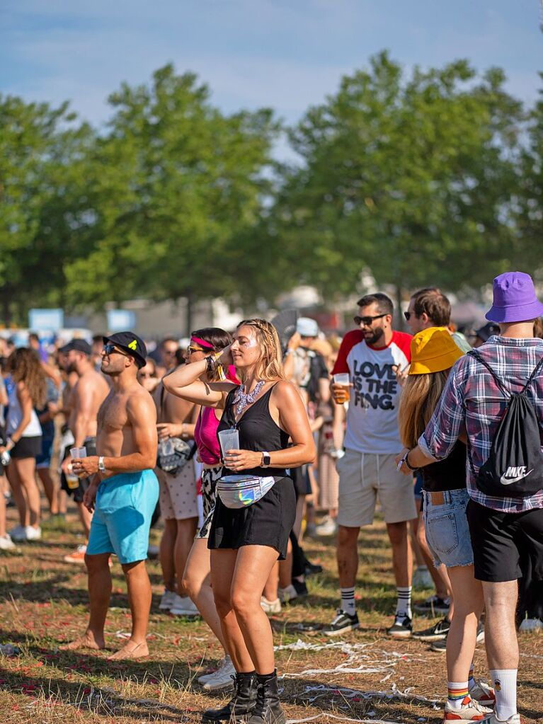 Hitze, Techno und Glitzer: Auf dem zehnten Sea You Festival haben am Freitag 25.000 Menschen zu elektronischer Musik gefeiert.