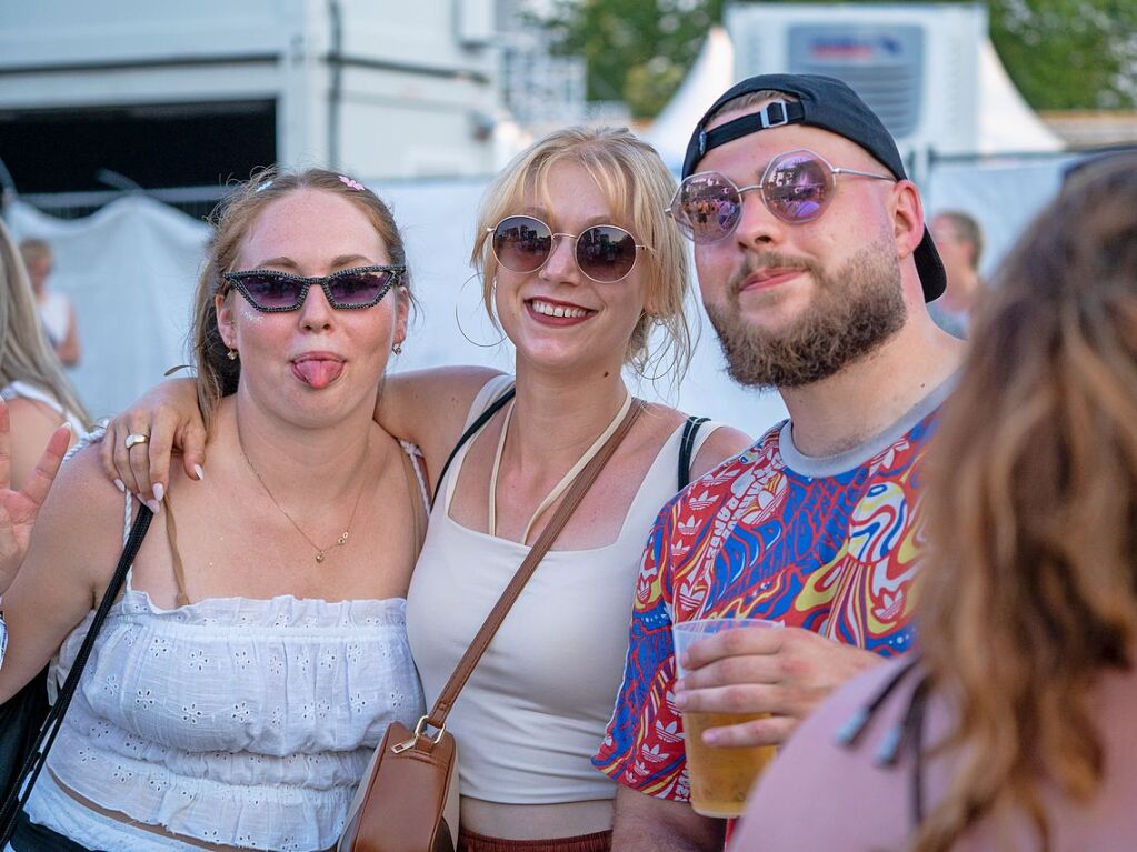 Hitze, Techno und Glitzer: Auf dem zehnten Sea You Festival haben am Freitag 25.000 Menschen zu elektronischer Musik gefeiert.