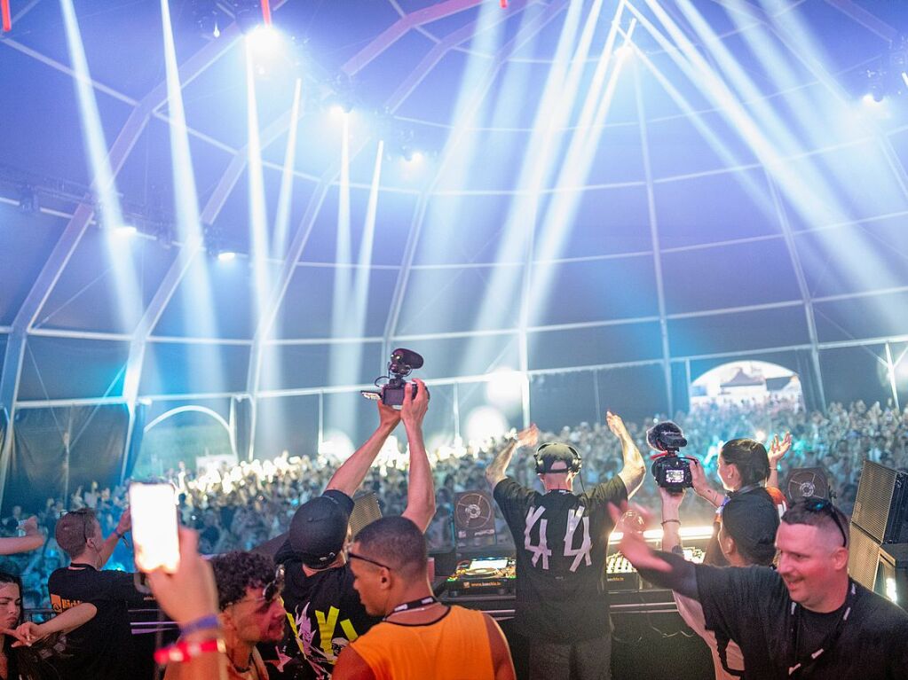 Hitze, Techno und Glitzer: Auf dem zehnten Sea You Festival haben am Freitag 25.000 Menschen zu elektronischer Musik gefeiert.