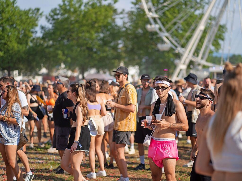 Hitze, Techno und Glitzer: Auf dem zehnten Sea You Festival haben am Freitag 25.000 Menschen zu elektronischer Musik gefeiert.