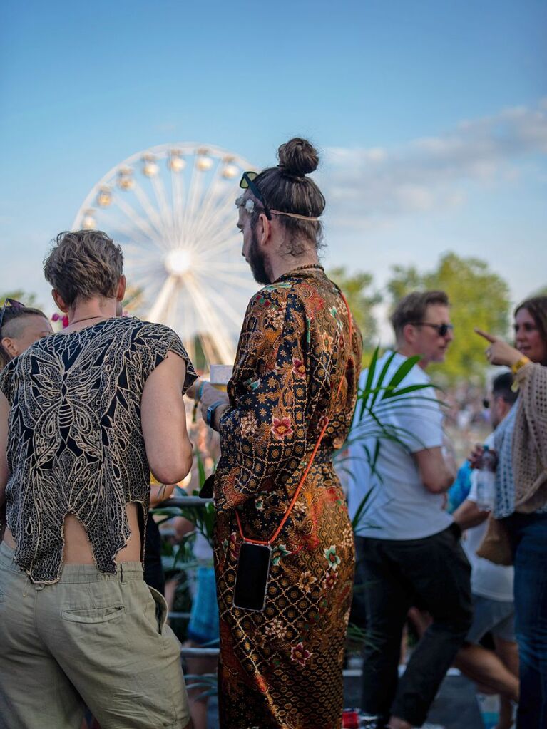 Hitze, Techno und Glitzer: Auf dem zehnten Sea You Festival haben am Freitag 25.000 Menschen zu elektronischer Musik gefeiert.