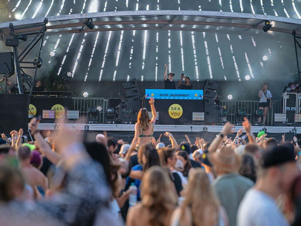 Hitze, Techno und Glitzer: Auf dem zehnten Sea You Festival haben am Freitag 25.000 Menschen zu elektronischer Musik gefeiert.