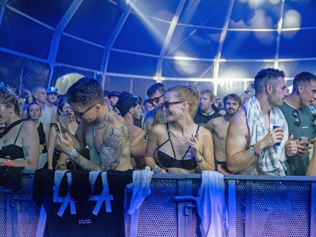 Hitze, Techno und Glitzer: Auf dem zehnten Sea You Festival haben am Freitag 25.000 Menschen zu elektronischer Musik gefeiert.