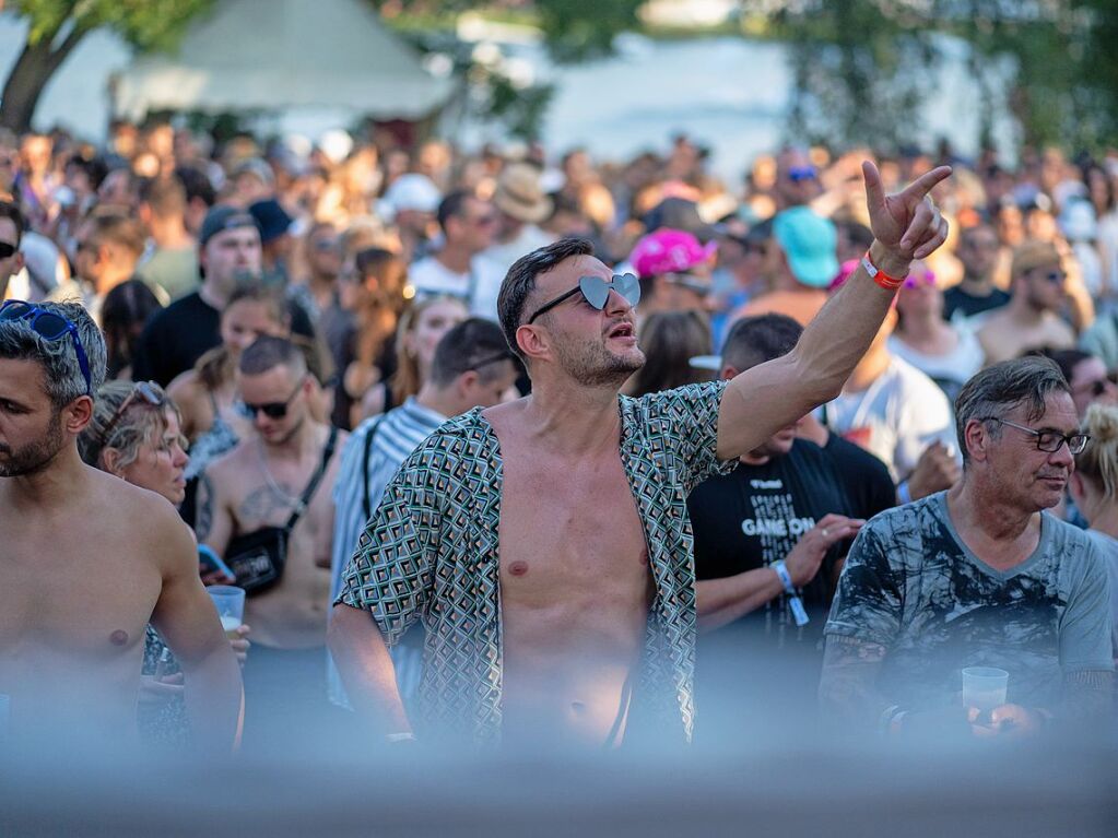 Hitze, Techno und Glitzer: Auf dem zehnten Sea You Festival haben am Freitag 25.000 Menschen zu elektronischer Musik gefeiert.