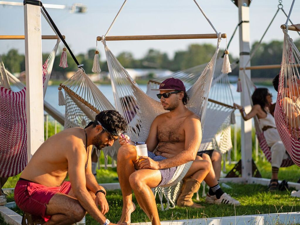 Hitze, Techno und Glitzer: Auf dem zehnten Sea You Festival haben am Freitag 25.000 Menschen zu elektronischer Musik gefeiert.