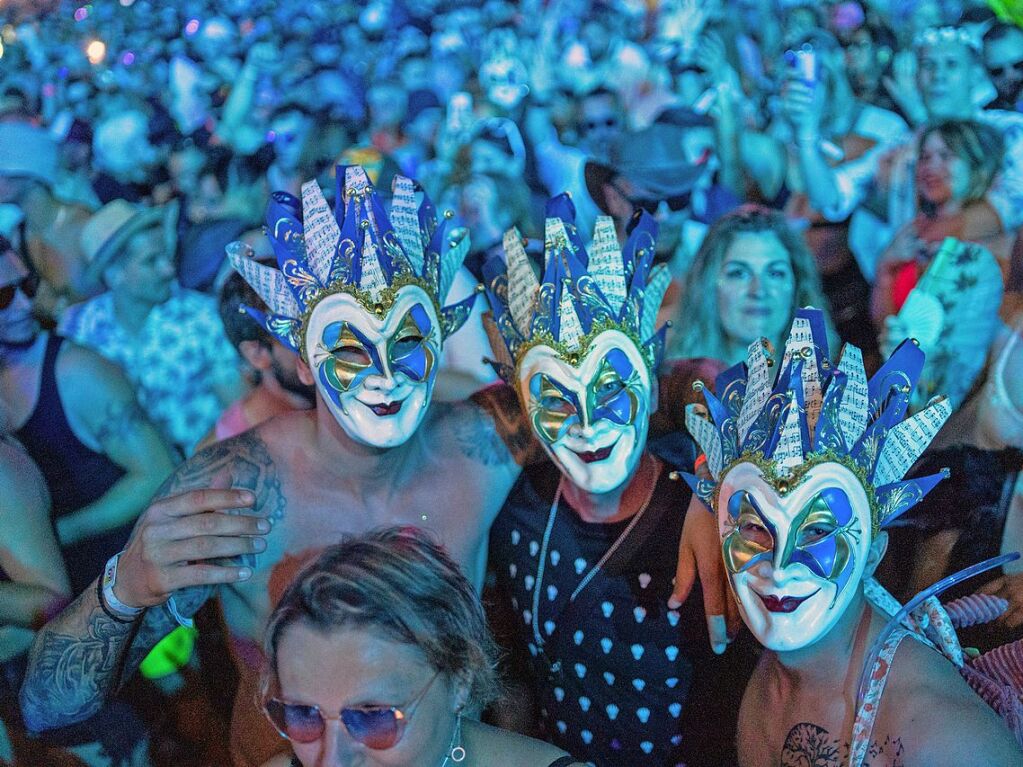 Hitze, Techno und Glitzer: Auf dem zehnten Sea You Festival haben am Freitag 25.000 Menschen zu elektronischer Musik gefeiert.