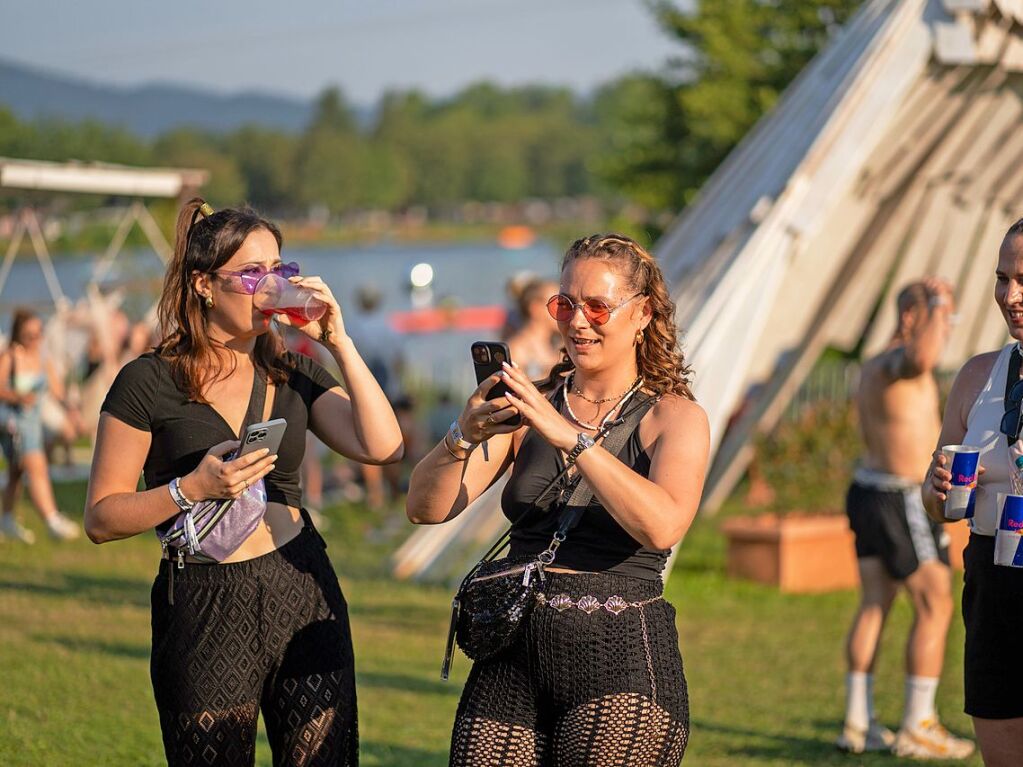 Hitze, Techno und Glitzer: Auf dem zehnten Sea You Festival haben am Freitag 25.000 Menschen zu elektronischer Musik gefeiert.