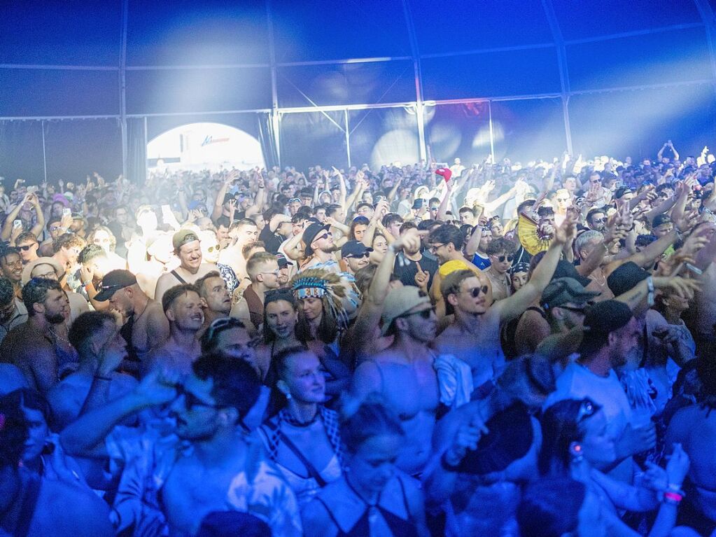 Hitze, Techno und Glitzer: Auf dem zehnten Sea You Festival haben am Freitag 25.000 Menschen zu elektronischer Musik gefeiert.