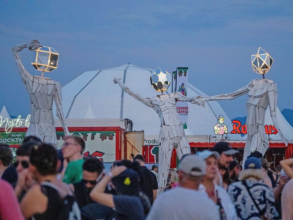 Hitze, Techno und Glitzer: Auf dem zehnten Sea You Festival haben am Freitag 25.000 Menschen zu elektronischer Musik gefeiert.