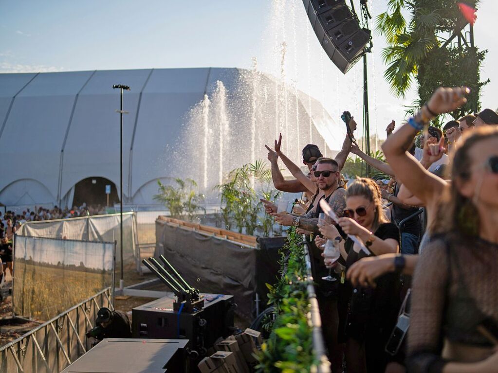 Hitze, Techno und Glitzer: Auf dem zehnten Sea You Festival haben am Freitag 25.000 Menschen zu elektronischer Musik gefeiert.