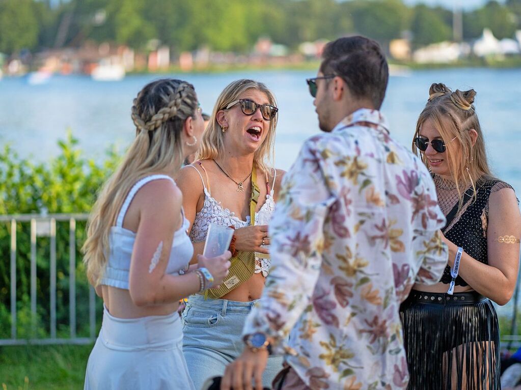 Hitze, Techno und Glitzer: Auf dem zehnten Sea You Festival haben am Freitag 25.000 Menschen zu elektronischer Musik gefeiert.