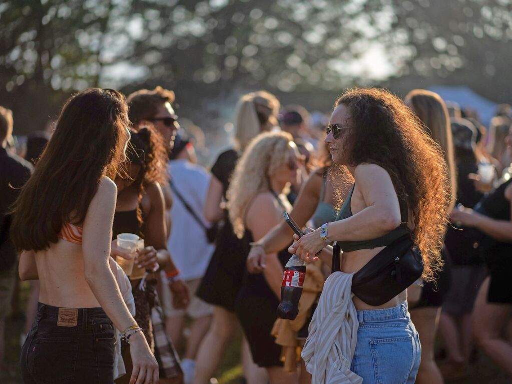 Hitze, Techno und Glitzer: Auf dem zehnten Sea You Festival haben am Freitag 25.000 Menschen zu elektronischer Musik gefeiert.