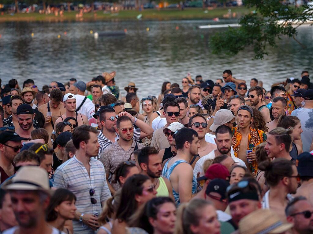 Hitze, Techno und Glitzer: Auf dem zehnten Sea You Festival haben am Freitag 25.000 Menschen zu elektronischer Musik gefeiert.