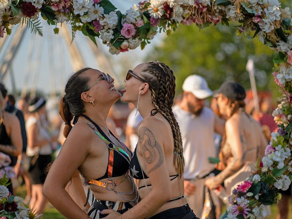 Hitze, Techno und Glitzer: Auf dem zehnten Sea You Festival haben am Freitag 25.000 Menschen zu elektronischer Musik gefeiert.